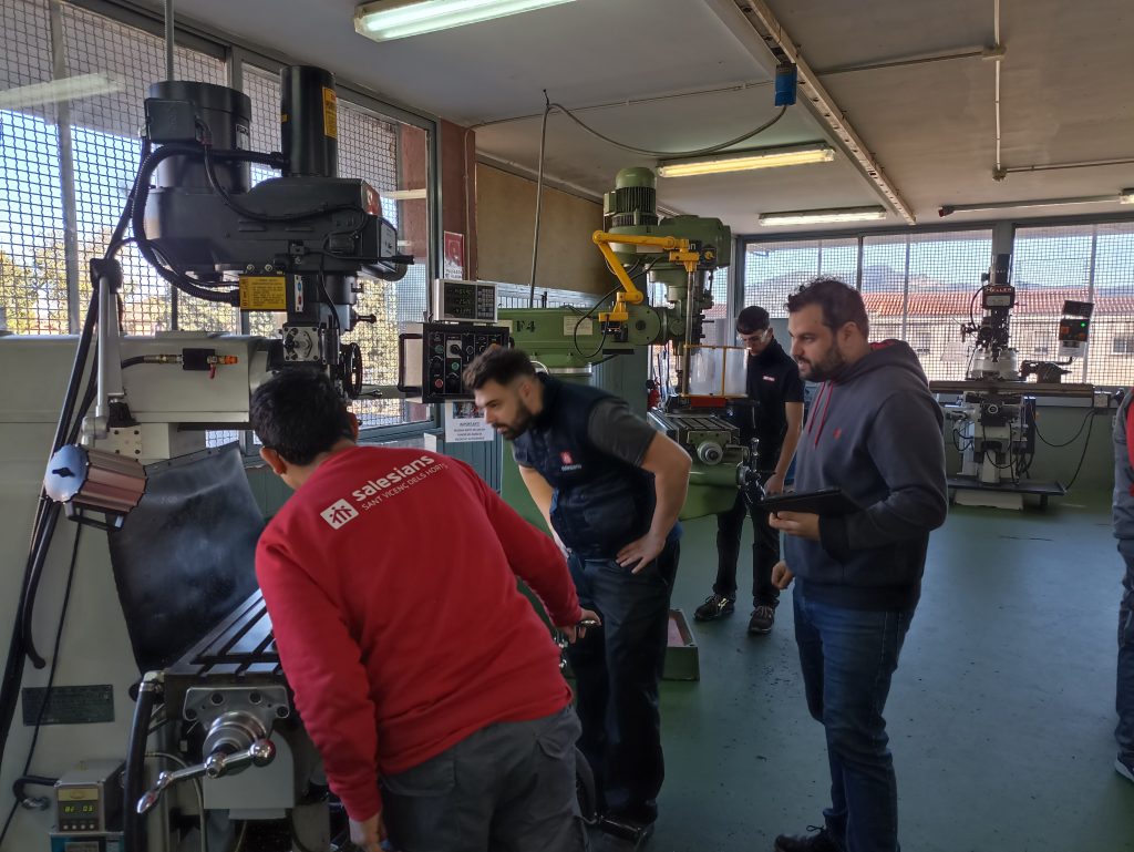 Els estudiants de l'EUSS, Alex Rojas i Pol Esteve, fent les pràctiques de l’assignatura de didàctica a Salesians Sant Vicenç dels Horts
