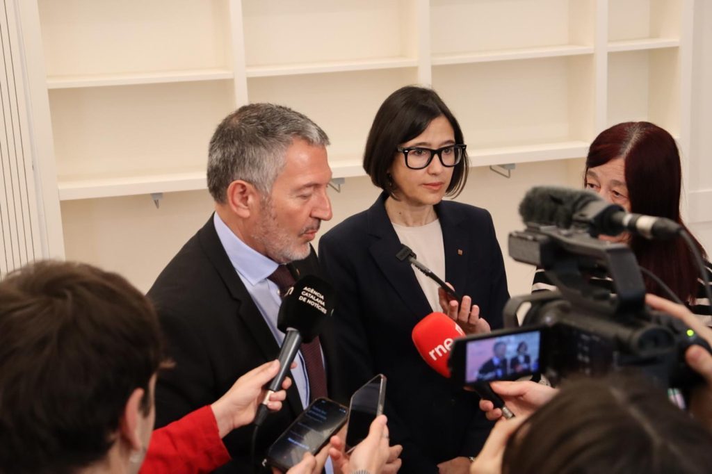 La imatge il·lustra el moment en què el conseller Sàmper i la consellera Parlon atenen a mitjans de comunicació en un dels espais d'ENGINYERS BCN