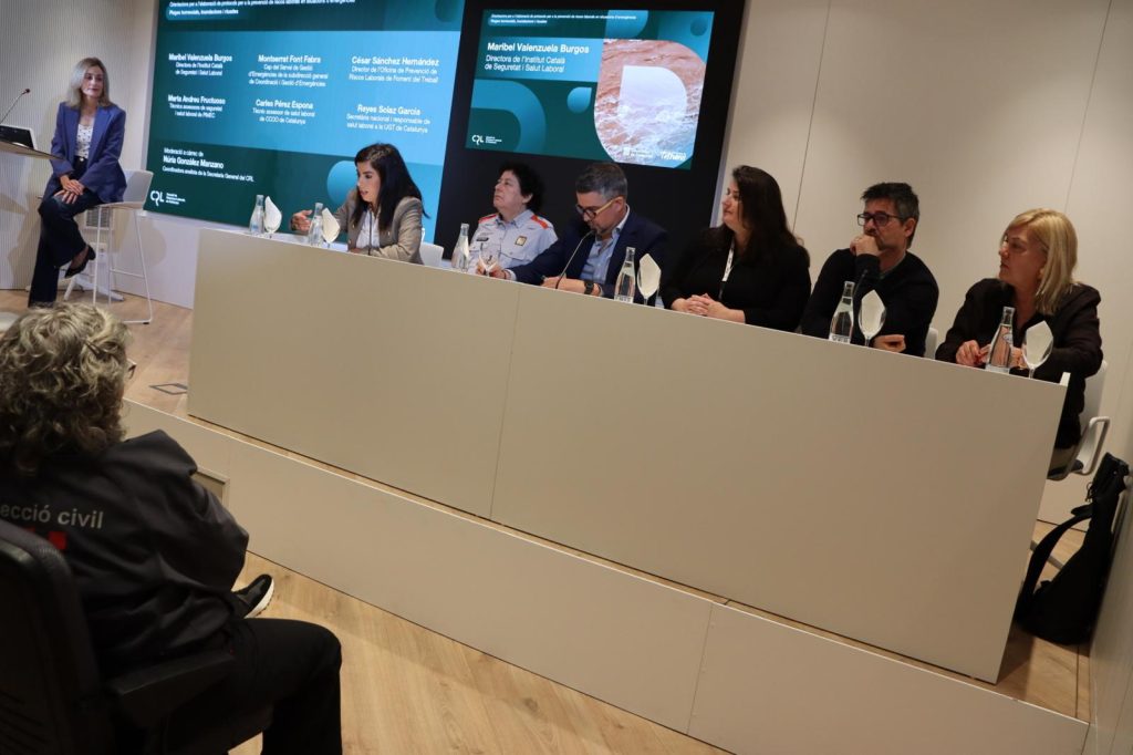 La imatge mostra els membres de la taula rodona que ha presentat el document Orientacions per a l’elaboració de protocols per a la prevenció de riscos laborals en situacions d’emergència: pluges torrencials, inundacions i riuades, a la sala d'actes d'ENGINYERS BCN