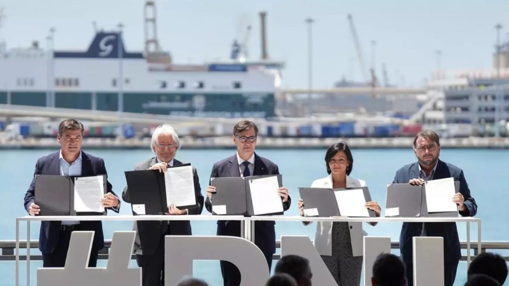 El Col·legi present en la signatura del Pacte Nacional per a la Indústria