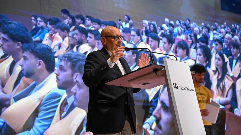 ENGINYERS BCN acompanya els nous graduats i graduades del TecnoCampus en l’acte de lliurament de titulacions
